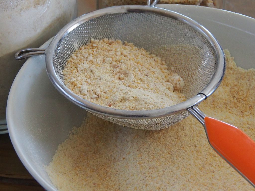 Tamisage de la farine de pois chiche