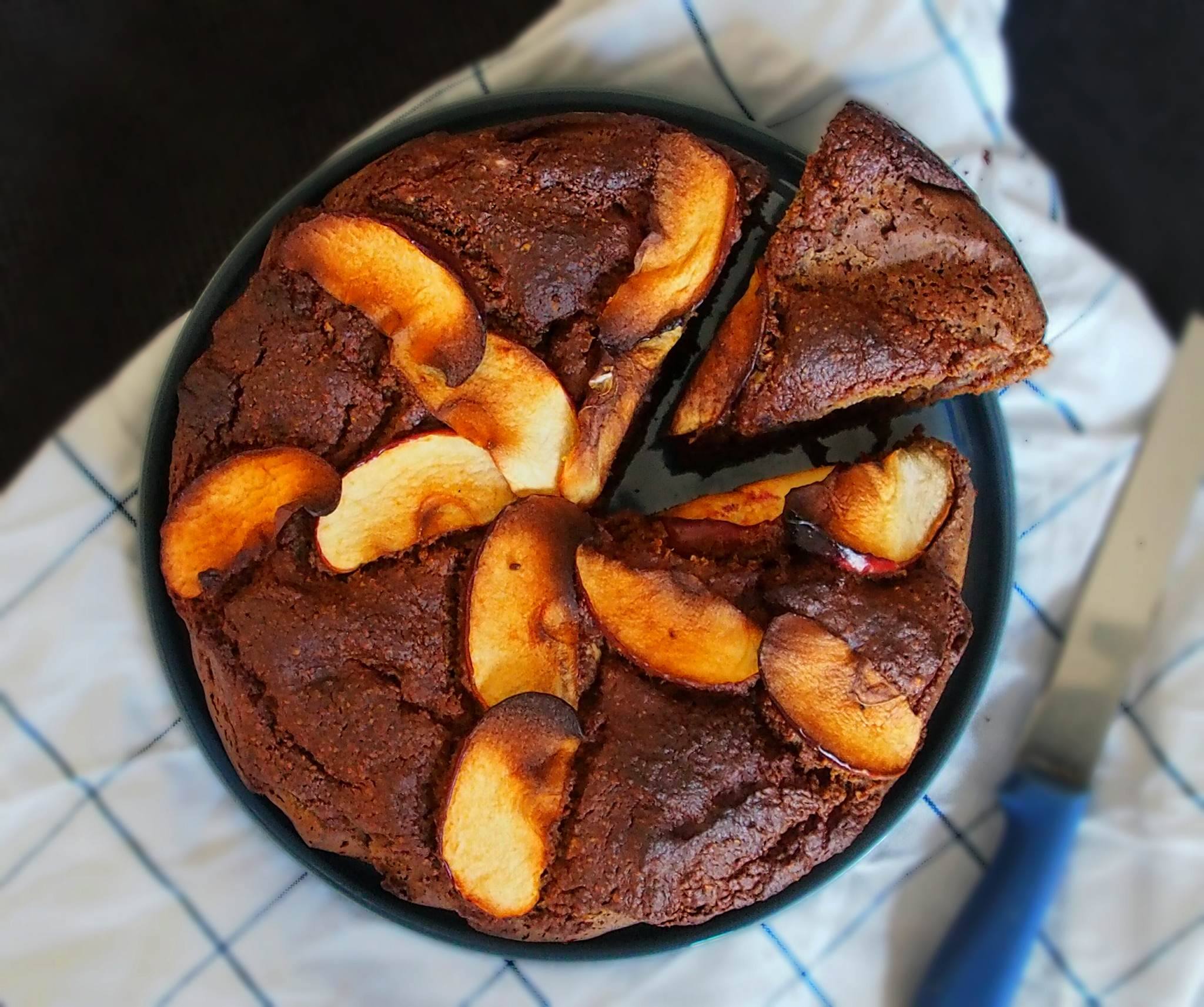 cake à la patate douce avec lamelles de pomme en décoration