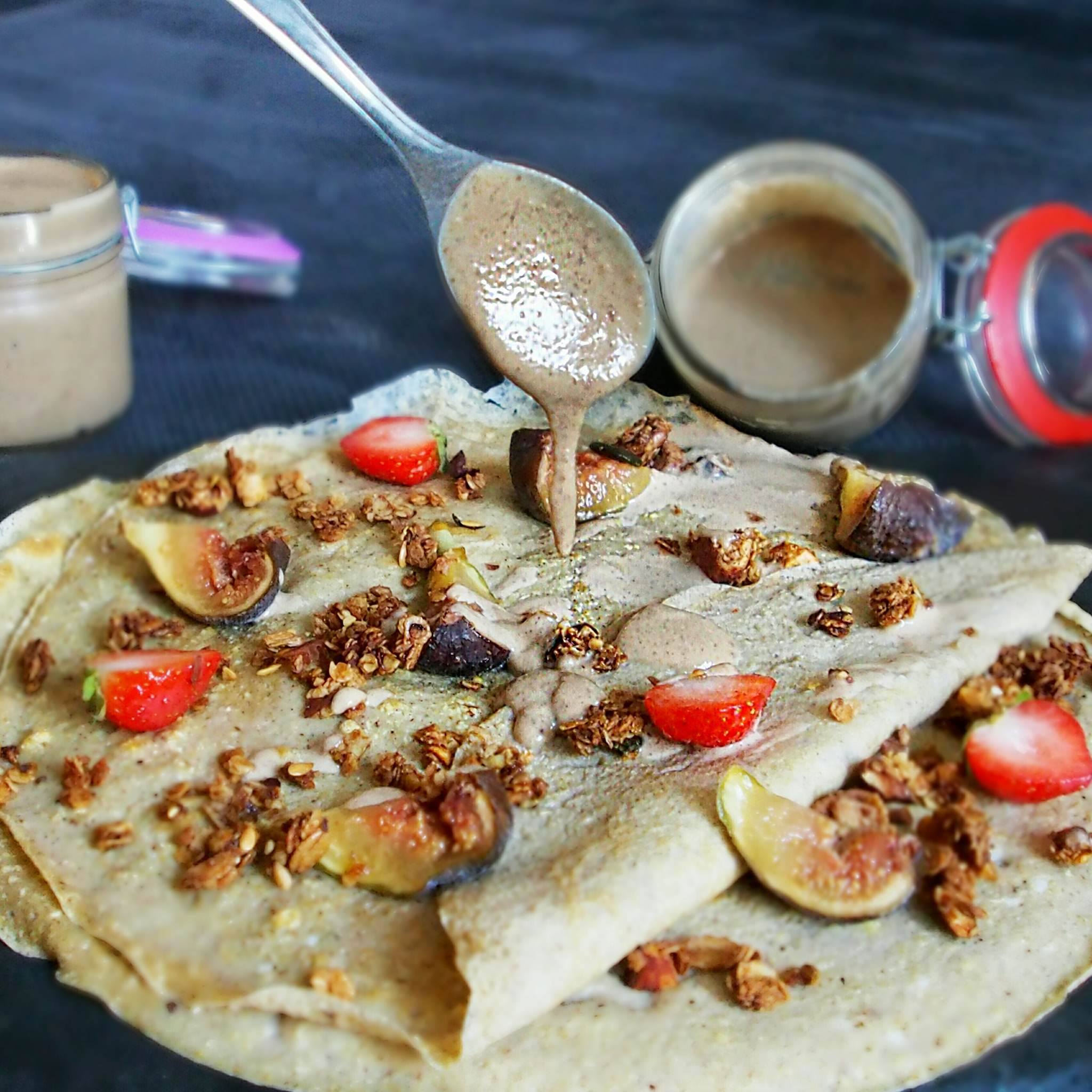 crepe omelette sucrée avec topping granola et sauce oléagineux saine