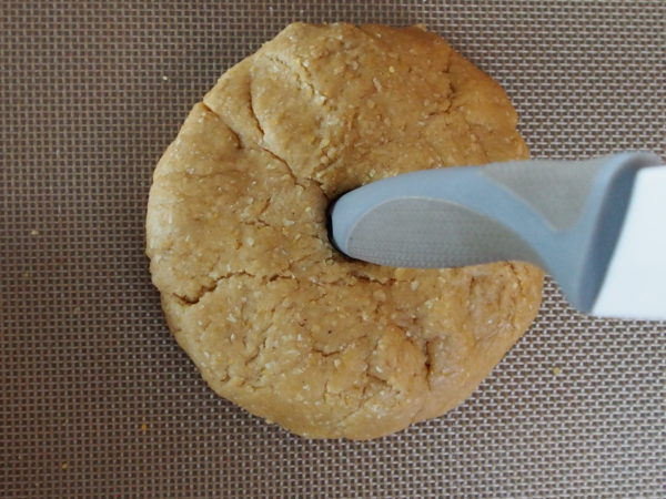 Façonner la pâte en boules environ de la taille d'un poing fermé à plat.
Pour faire une forme de bagel, je fais un trou avec le dos d'un couteau puis j'arrondis les bords avec les doigts.
