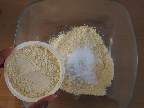A l'aide du pot de yaourt vide, doser et verser les farines de pois chiche et de riz dans un saladier. Ajouter la levure. Mélanger.