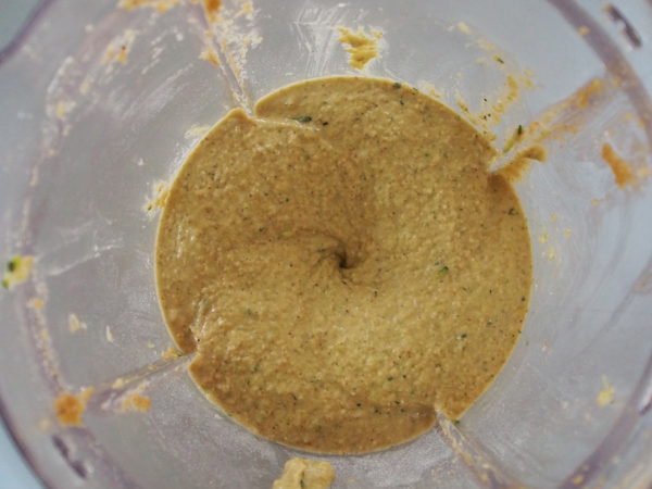 L'option avec les dés de courgettes donne une pâte légèrement verte. Ne pas oublier les 20g de sirop d'érable en plus, pour compenser le manque de sucre de la banane.