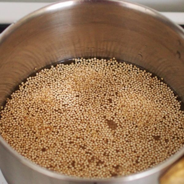 Rincez méthodiquement votre quinoa pour en retirer l'amertume avant de le cuire en suivant les indications de la boîte. Ma recommandation est de mettre 1,5 fois son volume d'eau car il ne faut pas que le quinoa soit trop collant.
La cuisson prend une quinzaine de minutes.