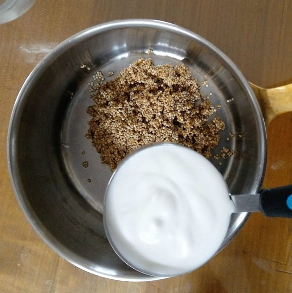Choisissez un instrument de la mesure qui vous convient. Personnellement j'utilise 1/3 de cup pour une personne. Cela correspond à un peu plus de 5 CAS de chaque ingrédient (et 3 dattes).
Rincer consciencieusement la portion de quinoa à deux reprises afin d'enlever l'amertume, puis ajouter tous les ingrédients dans une casserole.
