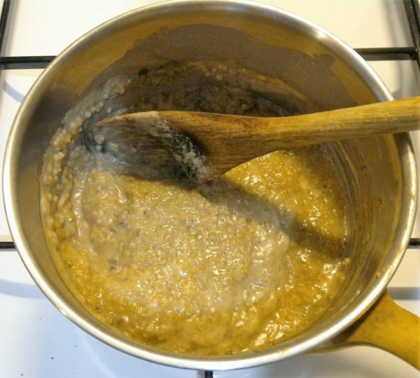 Au bout de 15 minutes, remuez le quinoa avec une spatule pour terminer la cuisson. Le porridge est près quand les grains de quinoa sont denses dans le liquide, sans que le porridge ne soit sec, comme le montre la photo.
