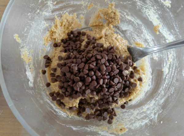 Incorporez ensuite délicatement les pépites de chocolat à l'ensemble ou les raisins secs.