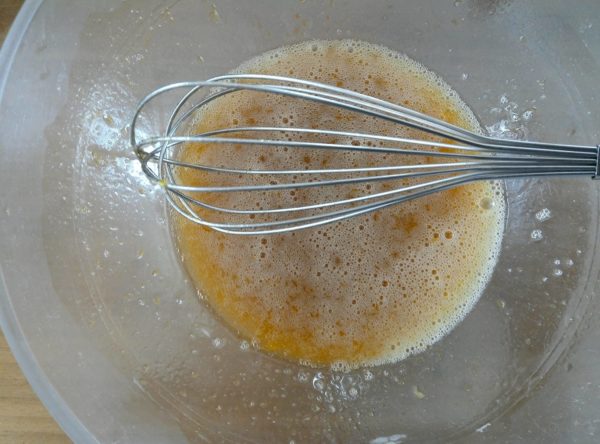 Préchauffez le four à 180° celsius.
Fouettez les ingrédients liquides: oeuf, huile et sirop d'érable avec la vanille ou écrasez la banane jusqu'à ce qu'elle soit réduite en purée avant d'y ajouter l'huile et la vanille pour la version vegan.