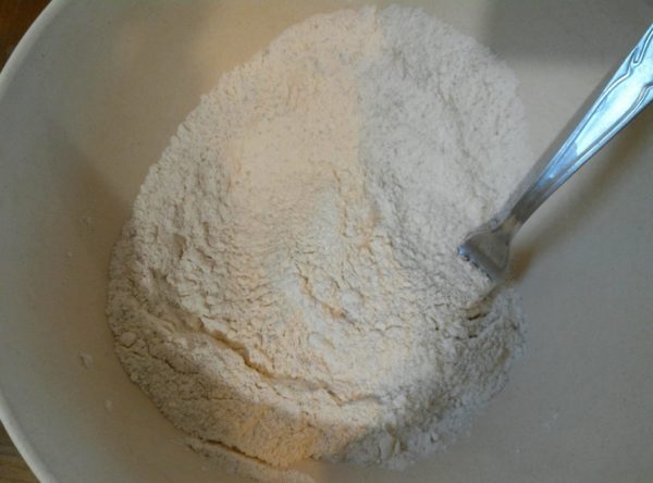 Pendant ce temps, mélangez la farine avec le sucre et le sel dans un bol suffisamment grand.