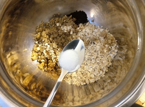 Dans un grand bol, mélangez le quinoa, les flocons d'avoine et les épices.