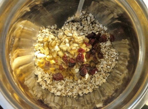 Ajoutez ensuite les graines, les oléagineux grossièrement écrasés ainsi que l'huile, le miel et les fruits séchés si vous avez décidé d'en mettre. Mélangez.