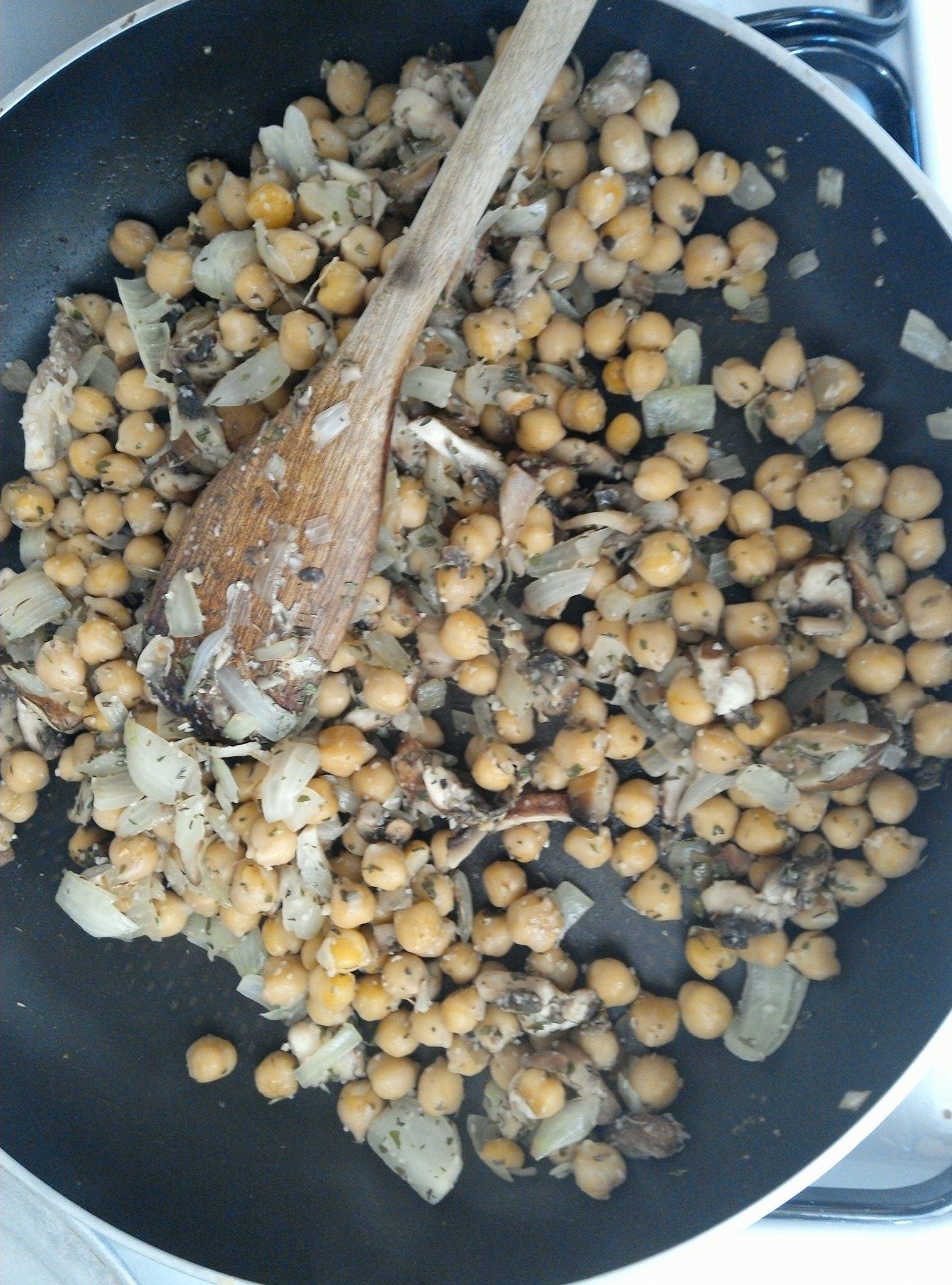 faire revenir oignon, champignon et pois chiche