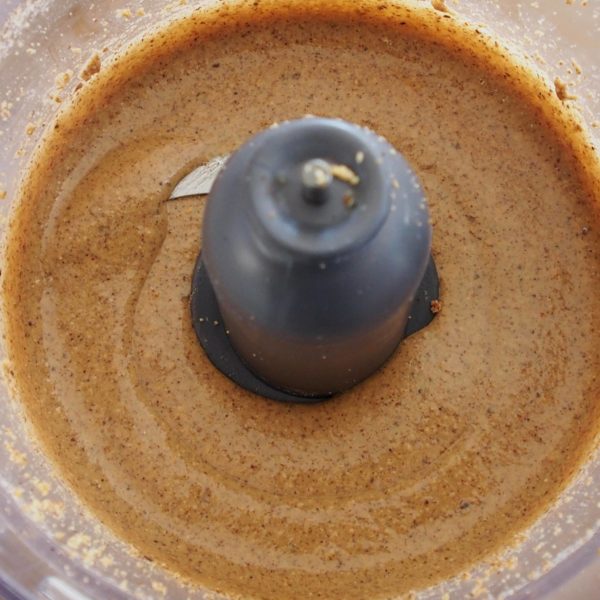 Après 10 minutes, votre mélange commence à ressembler à de la purée d'oléagineux, arrêtez le mixage. 