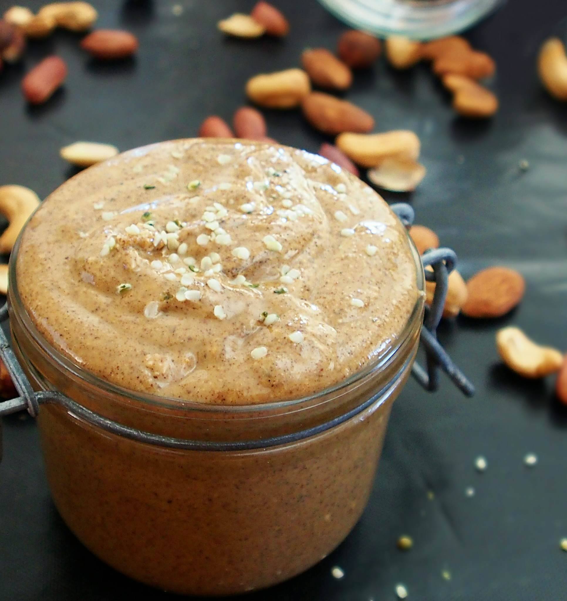 Purée d'oléagineux saupoudrée de graines de chanvre
