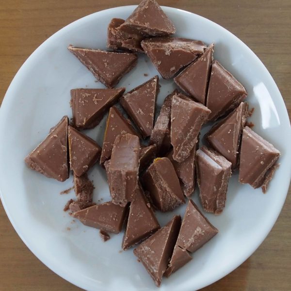 Coupez vos carrés de chocolat suivant une des diagonales ou selon vos goûts.