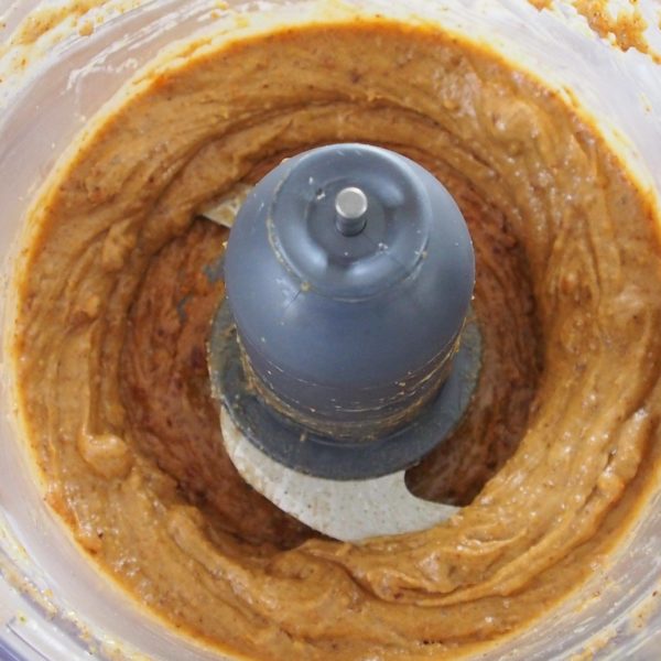 Une fois le mélange très onctueux, ajoutez-y le mélange de farines et mixez quelques secondes afin de bien mélanger l'ensemble.