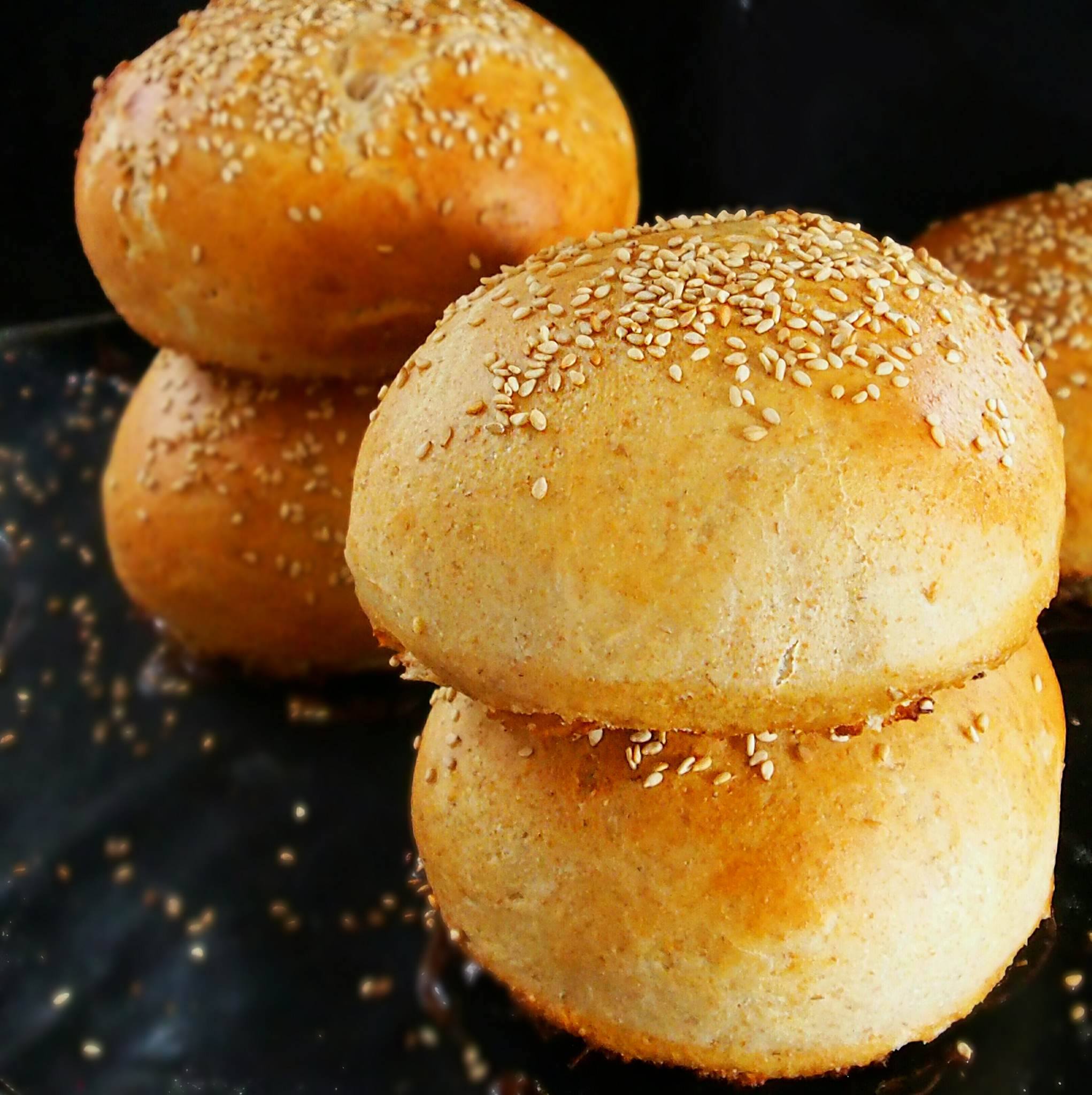 Pains burgers moelleux à la farine d'épeautre complète sans beurre et sans lait