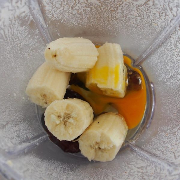 Mixez enfin les autres ingrédients (banane, dattes et oeufs ) dans le même bol.