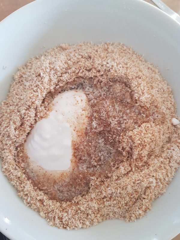 Ajoutez la crème de coco épaisse et l'huile et mélangez consciencieusement. 