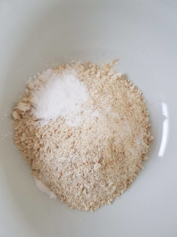 Mélangez la farine et la levure dans un bol suffisamment grand.