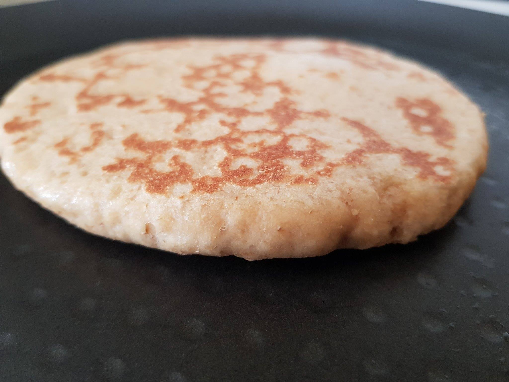 Faites cuire à couvert un pain à la fois 2 à 3 minutes de chaque côté