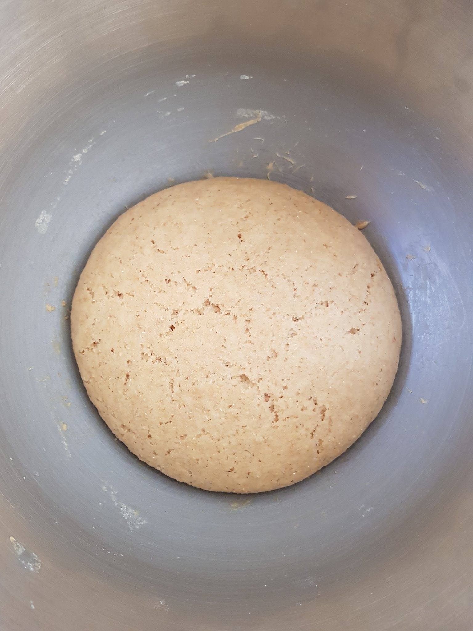 Dégazez votre pâte et faites 4 boules de tailles égales