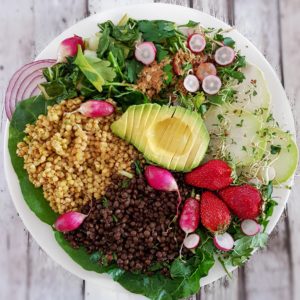 Assiette santé vegan lentilles et sarrasin au curcuma