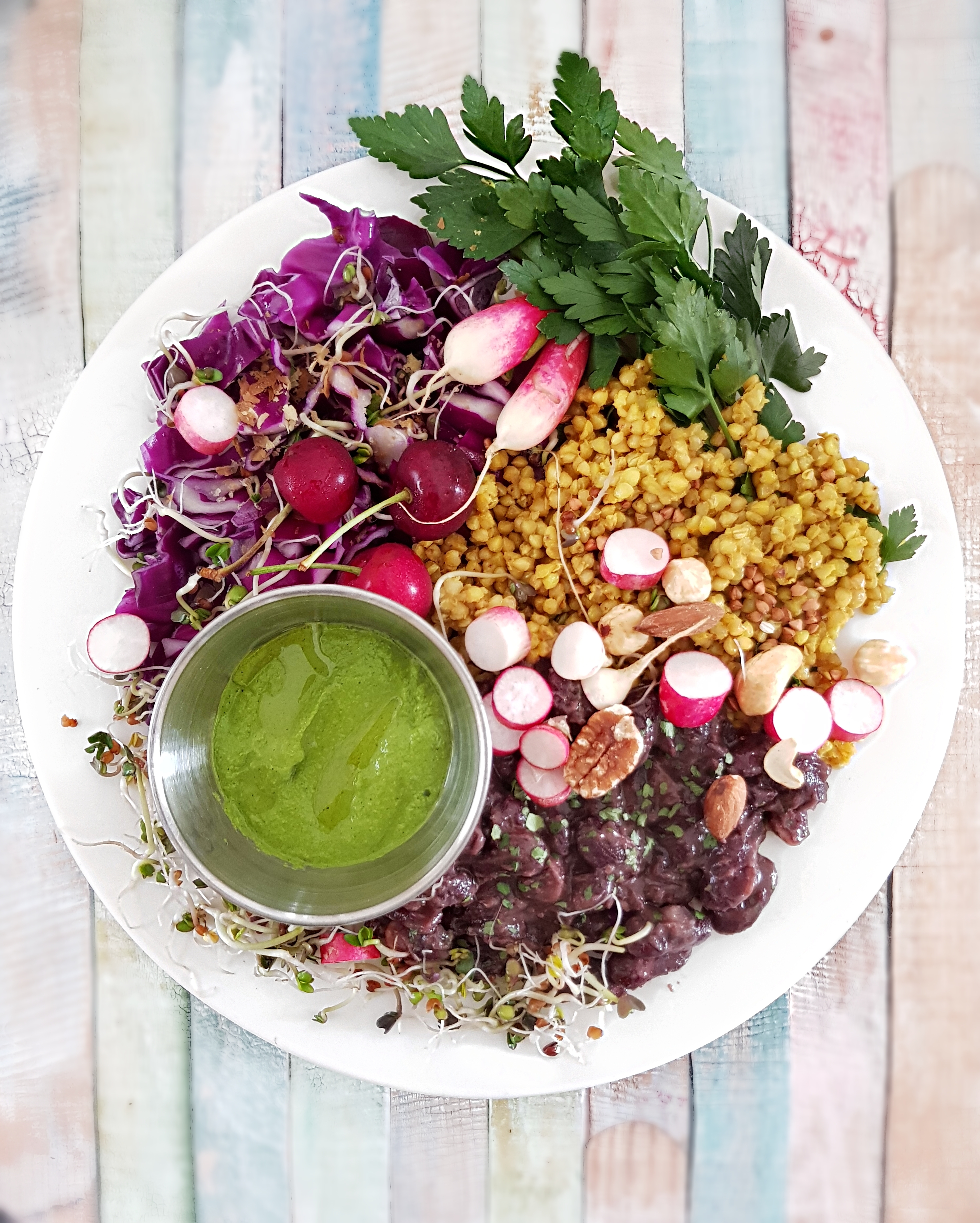Assiette santé haricots rouges et sarrasin au curcuma avec pesto de fanes de radis