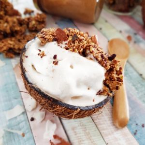 Nutrition : glace au lait de coco topping granola protéiné