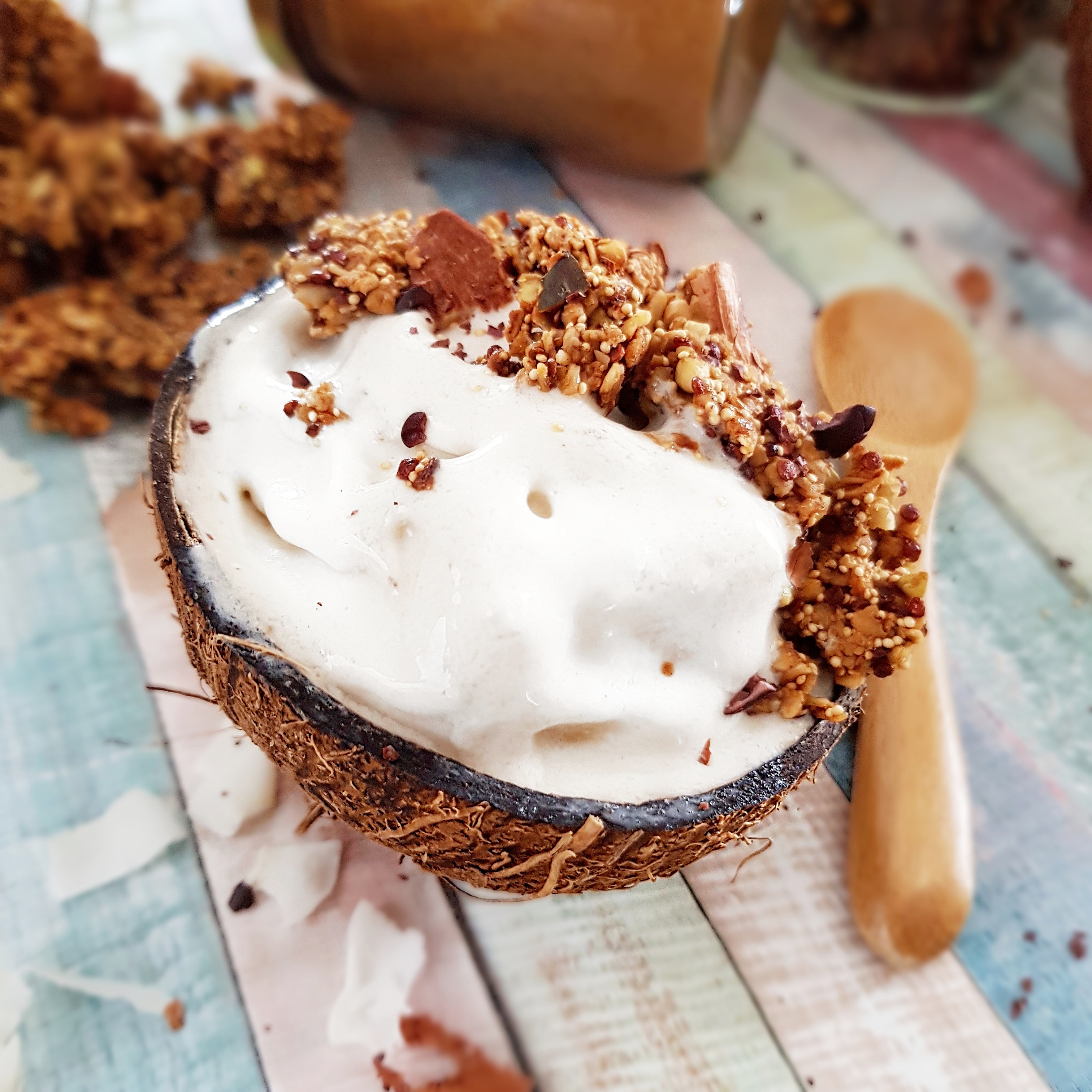 Glace au lait de coco topping granola protéiné