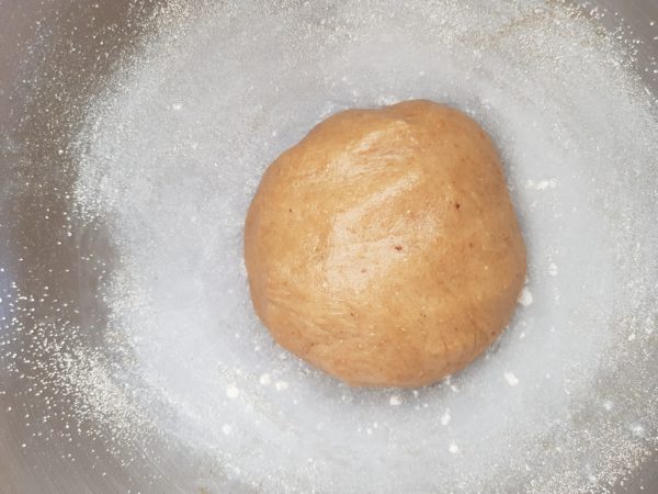 Ajoutez le beurre de coco et faites de nouveau tourner au niveau 1 pendant 5 minutes. Faites ensuite une boule et posez la dans un bol fariné. Couvrez et laissez reposer dans un endroit chaud pendant 2h.