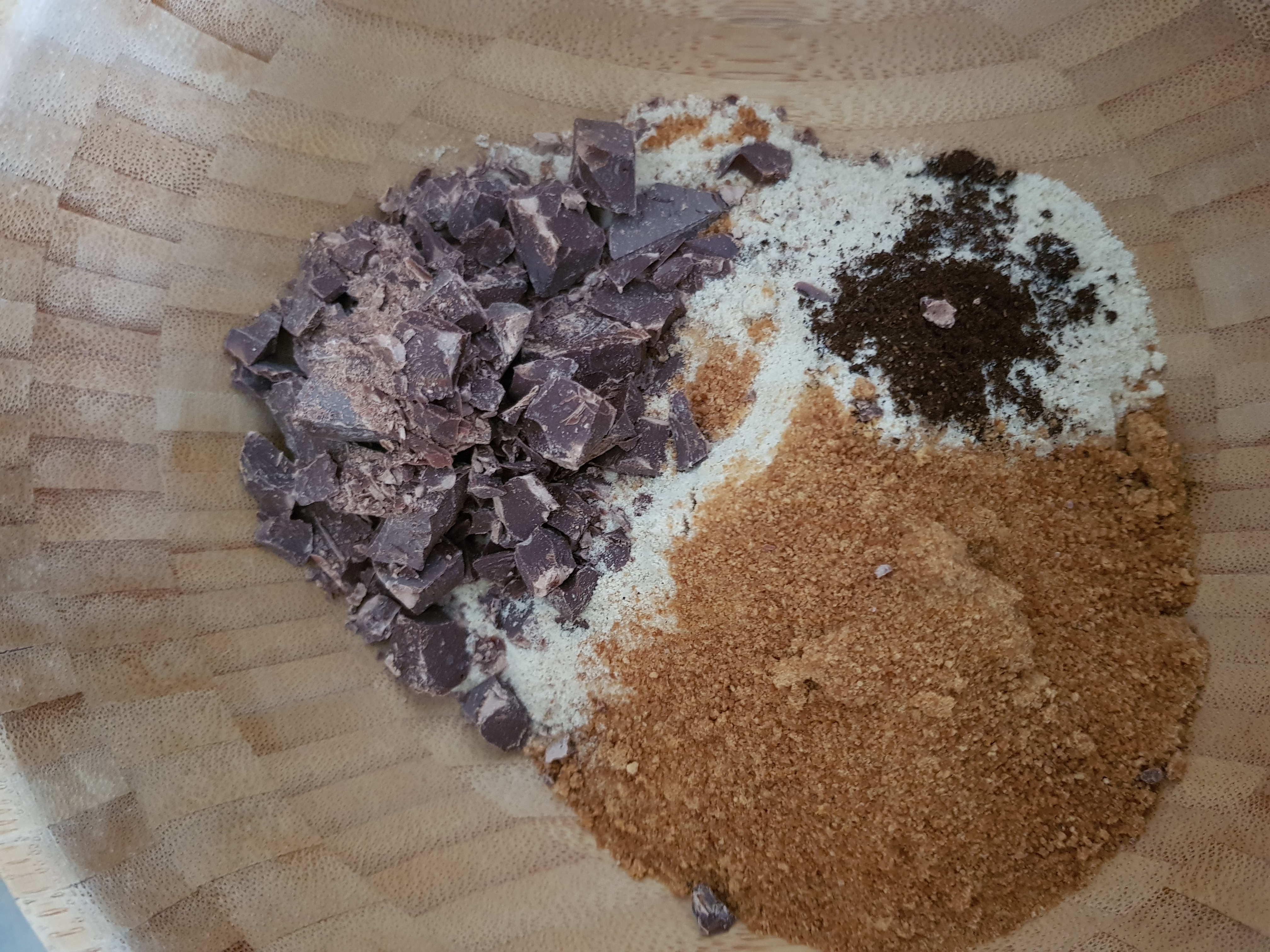 Ajoutez tous les ingrédients secs dans un bol suffisamment grand et mélangez