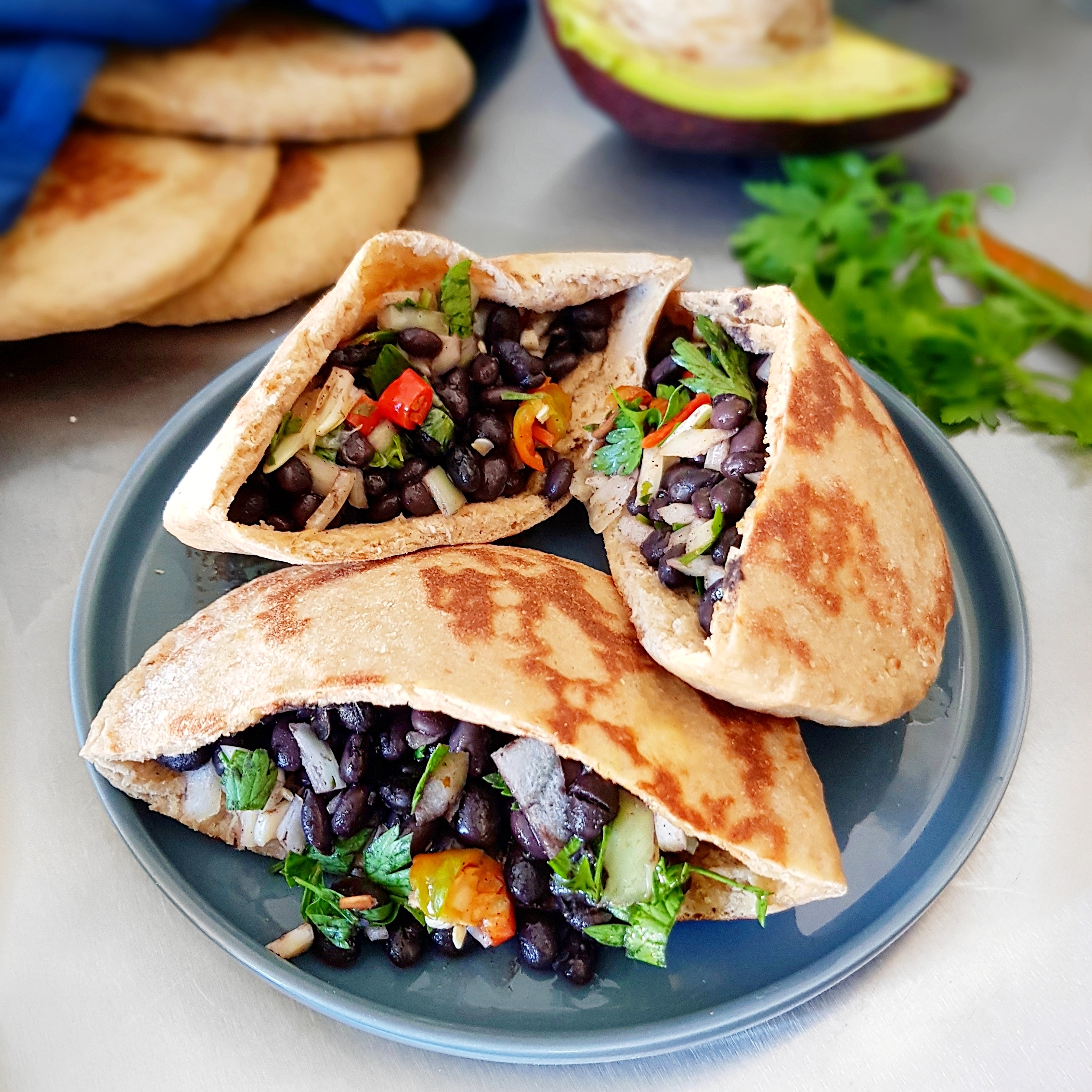 Pain pita fourrés avec une salade de haricots noirs