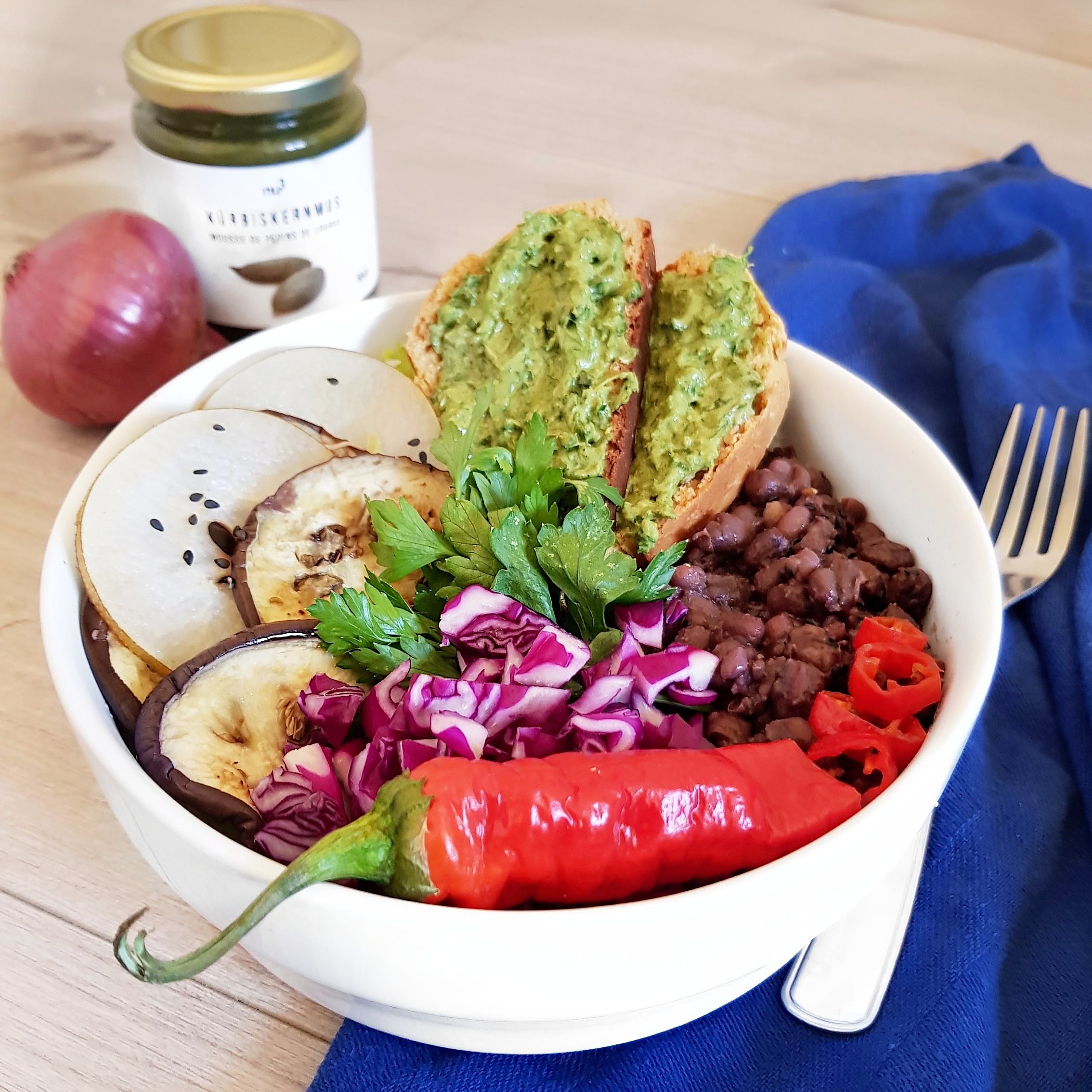 Salade de haricots rouges avec tartine de pain cocotte au pesto