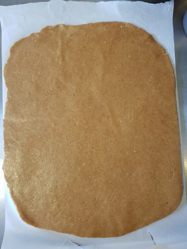 Étalez votre pâte à l'aide d'un rouleau selon la forme d'un rectangle. Vous ne devriez avoir aucun problème si vous n'utilisez que de la farine intégrale mais si la pâte est trop collante, farinez légèrement votre matériel.