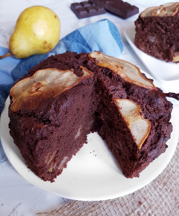 Versez votre préparation dans un moule à manqué de 16 à 18 cm de diamètre et décorez votre cake avec des lamelles de poire et/ou des noix. Enfournez.